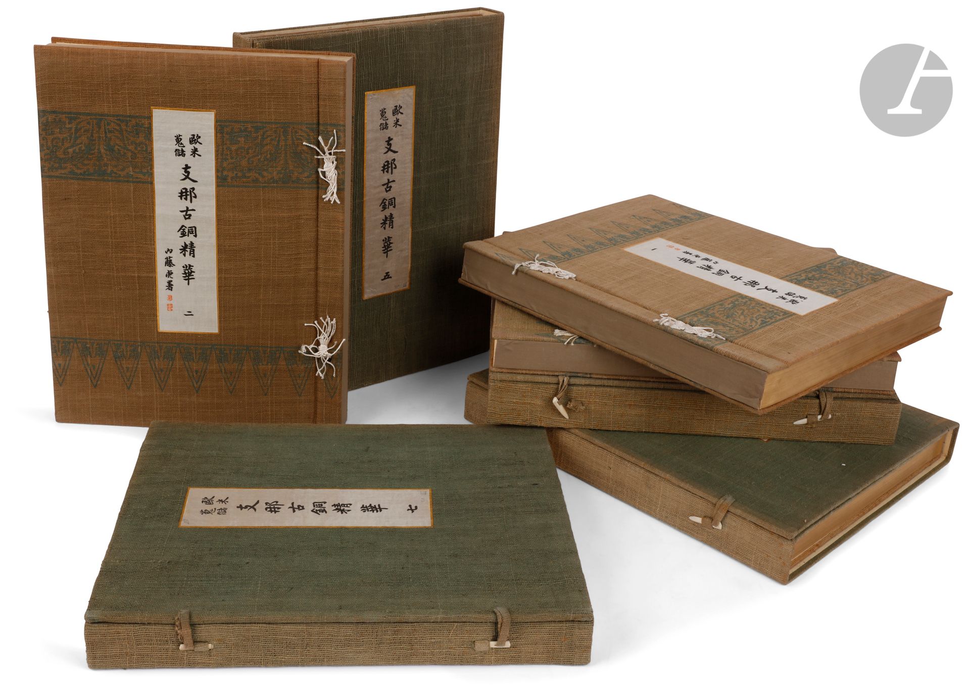 *UMEHARA (Sueji), Shina-Kodo Seikwa or Selected Relics of Ancient Chinese Bronzes from Collections in Europe and America
Osaka : Yamanaka & co, 1933. 
Trois parties en sept volumes in-folio, 387 x 304. Reliure à la japonaise en toile verte imprimée, pièce de soie imprimée en japonais sur le premier plat, tranches dorées, chemise à rabats de toile verte. Édition originale de cet ouvrage monumental bilingue, japonais et anglais, proposant une sélection de bronzes chinois provenant des collections d’Europe et d’Amérique. Dos des chemises passés. Les ouvrages sont dans un parfait état de conservation, condition des plus rares pour ce livre que l’on trouve souvent incomplet et en mauvais état.
Exemplaire très bien conservé, numéroté dans le premier volume (n° 229). Ce même volume contient une carte collée à la doublure portant l’indication imprimée « With Best Compliments from » suivie de la signature autographe de l’éditeur Sadajiro Yamanaka (1866-1936). En tête de cette carte a été ajoutée la mention tapée à la machine « Musée Guimet, Paris ». Il semble que cet exemplaire, destiné visiblement à ce musée, n’ait jamais été livré à son destinataire. Aucune marque de collection ou de bibliothèque ne figure dans les volumes.

Établi par l’archéologue japonais Umehara Sueji (1893-1983), il est divisé en 3 parties, portant respectivement sur les vases en bronze (vol. I à III), les miroirs anciens (vol. 4 et 5), et les objets divers (vol. 6 et 7). Il réunit la description et la reproduction de plusieurs centaines de bronzes réparties sur 547 planches (250 dans la première partie, 160 dans la seconde et 137 dans la troisième), chacune accompagnée d’une serpente légendée en japonais et en anglais, parfois comprenant également des frottis d’éléments décoratifs de l’objet reproduit. Sueji entreprit ce travail à la faveur d’un séjour de 3 ans en Europe et aux États-Unis de 1926 à 1929.

Nous remercions M. Eric Busser d’avoir décrit ce lot.


