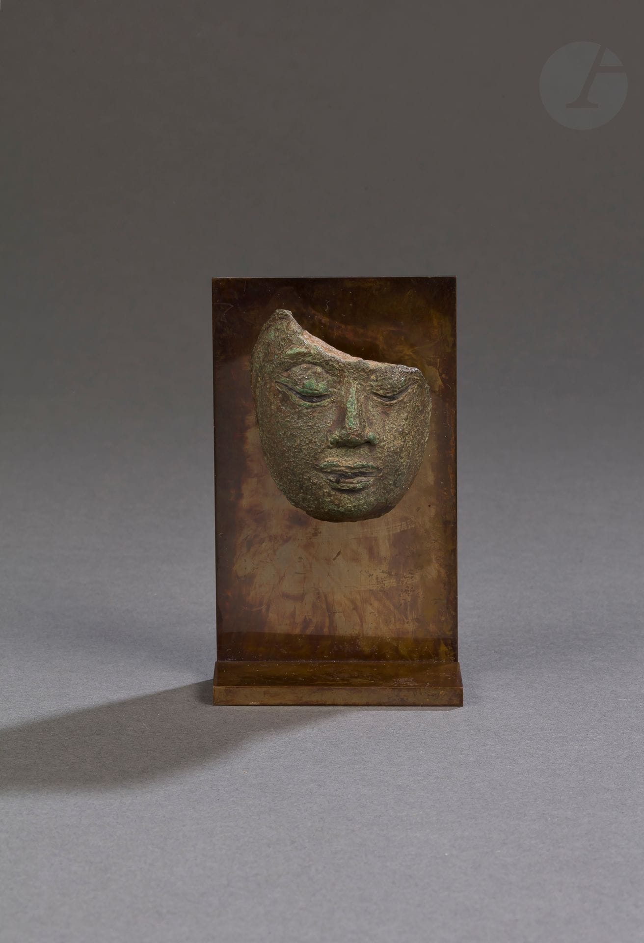 Fragment d’une petite tête de bouddha, Asie du Sud-Est, XVIe siècle
En alliage de cuivre à patine verte. Socle en métal patiné.
Hauteur : 5,5 cm


