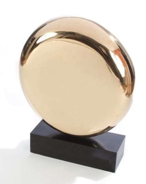Emile GILIOLI (1911-1977)
Soleil de Vie, [1968] Bronze poli. Signé et numéroté 4/6 à la base, TEP fondeur. Hauteur: 63 cm Exposition: Musée des Beaux-Arts, Grenoble, 1969, un autre exemplaire exposé n°59 Pittsburgh Museum ofArt, Carnegie Institute 1970, un autre exemplaire reproduit p.36 Musée National d'Art Moderne - Centre Pompidou, 1979, le marbre reproduit page 37 Artcurial Paris, octobre-novembre 1982, un autre exemplaire exposé Musée Tavet, Pontoise 1987, un autre exemplaire reproduit sous le n°4 Musée-Fondation Donadeï, Campredon, 1992, le marbre reproduit en couverture Bibliographie: P. Descargues, XX° siècle, juin 1970, n°34 p.72, un autre exemplaire reproduit I. Jianou et H. Lassale, 1971, un autre exemplaire reproduit planche 74 Carandente et Viatte, XX° siècle, n°44, juin 1975, le marbre reproduit p.37 M. Ragon, Cimaise, 1°trim1976, un autre exemplaire reproduit p.26 J-M Dunoyer, Le Monde 21 janvier 1977, le marbre reproduit. Commentaire: L'oeuvre est référencée dans les Archives Gilioli. Un certificat sera remis à l'acquéreur. Les Archives Gilioli sont disposées à fournir les informations relatives à l'historique de la sculpture