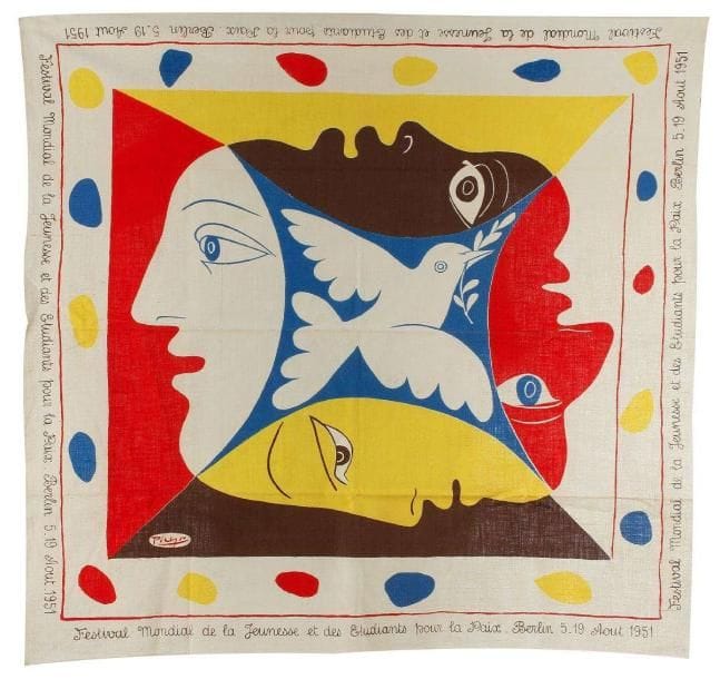 D'après Pablo PICASSO (1881-1973)
Foulard du Festival Mondial de la Jeunesse et des Etudiants pour la Paix. Berlin 5-19 août 1951 Sérigraphie sur coton. (petites salissures). 69,5 x 69,5 cm