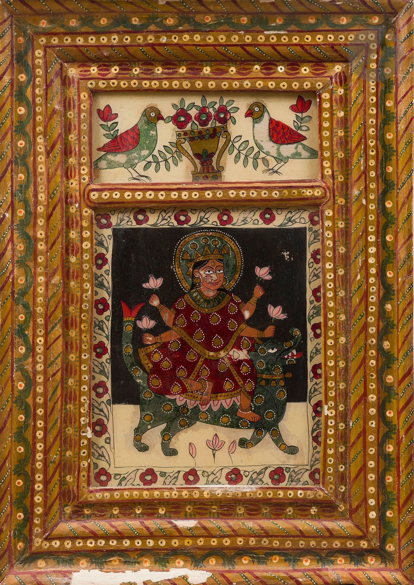 Ganga sur son vahana Makara, Inde du Nord, Rajasthan, début XXe siècle 
Fixé sous-verre en deux parties : en partie supérieure, deux oiseaux de part et d’autre d’un vase central, en dessous, la déesse Ganga couronnée et auréolée, assise sur un lotus et chevauchant un makara, son véhicule vahana, créature mythique associant le poisson, le crocodile et l’éléphant. Encadrement en bois peint de frises. 
60 x 43 cm
Accidents sur le cadre, quelques sauts de polychromie.
 
A reverse-glass painting, Goddess Ganga on Vahana Makara, North India, Rajasthan, early 20th century