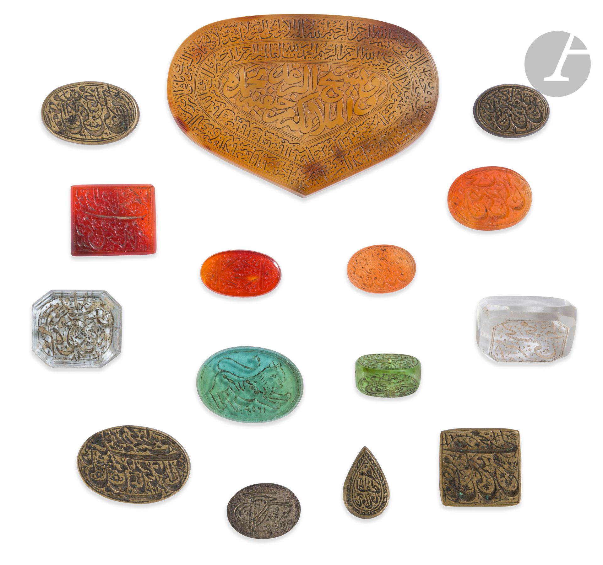 Neuf intailles en pierres dures et verre, Iran et Empire ottoman, XIXe / XXe siècle
Une grande intaille en forme de goutte gravée en arabe naskhi de la Fatiha (Coran I, 1) et du Verset du Trône (Coran II, 255) et du début du verset 13 de la Sourate XIII au centre en plus grands caractères, 4,2 x 6,3 cm ; huit petites intailles de formes diverses, six à décor épigraphique de noms et formules religieuses en nasta’liq, une gravée d’un lion passant et de la date de 1254 H/1838, une huitième à trois faces gravées d’inscriptions, d’une tughra et d’un cervidé, L. de 1,5 à 2,3 cm. On y joint cinq sceaux métalliques de formes gravés d’inscriptions en nasta’liq, l’un daté 1230 H/ 1814.

Nine Stone and Glass Intaglio, Iran and Ottoman Empire, 19th /20th century