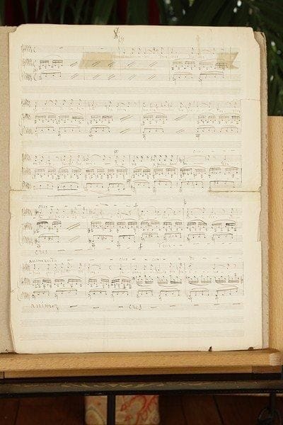 Édouard LALO (1823-1890)
Manuscrit musical autographe signé, [L'Âme du Purgatoire] ; 2 pages in-fol. (pliures, fentes, réparations). Mélodie pour chant et piano sur un poème de Casimir Delavigne, L'Âme du Purgatoire ; elle semble inédite. « Mon bien-aimé, dans mes douleurs, Je viens de la cité des pleurs »... En do bémol majeur à 4/4, elle porte des indications d'interprétation : « stringendo », « con lagrime »... Seule la première strophe est mise ici en musique, avec à la fin un signe de reprise pour les autres strophes ; elle compte 34 mesures. Le manuscrit est à l'encre brune sur papier à 22 lignes