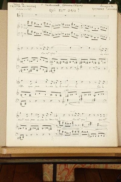 Raymond LOUCHEUR (1899-1979)
2 manuscrits musicaux autographes signés, [1934] ; 5 et 4 pages in-fol. plus titres.Deux mélodies sur des poésies de Tristan Klingsor. - Qui est gris ? : « Qui est gris ? Le chaton qui joue avec la ficelle »..., en la mineur à 9/8, Allegro, dédié à la mezzo Germaine Cernay (1900-1943). - La Poule jaune : « Brûle feu, cuis fricot, La poule jaune est dans le pot »..., en ut à 2/4, Presto, dédié à M. Édouard Fontane. Les manuscrits, soigneusement notés à l'encre noire sur papier à 12 lignes (4 systèmes de 3), présentent quelques corrections, et une collette ; ils ont servi pour la gravure de l'édition chez Heugel en 1934
