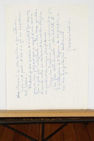Germaine LUBIN (1890-1980)
cantatrice. L.A.S., Paris 19 mars 1965, à Bernard Gavoty ; 2 pages obl. in-4 à son adresse.Après leur émission d'entretiens télévisés : elle a été « attristée par ce pauvre visage que tous ceux [...] qui me connaissent n'ont pas reconnu. On m'a vieillie physiquement de vingt ans »... Elle regrette de n'avoir pas pu préparer la « "conversation" que nous avons eue devant cette terrible caméra », elle aurait dit des choses plus intéressantes ; mais elle remercie pour ce « rappel d'une carrière qui ne fut pas indifférente », et exprime son admiration pour le talent et l'intelligence de Gavoty..