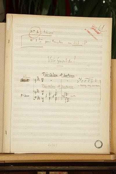 Jules MASSENET
4 manuscrits musicaux en partie autographes pour Grisélidis ; 8, 5, 6 et 4 pages in-4 ou in-fol. (certaines en partie imprimées), plus 3 chemises-titres.Grisélidis, conte lyrique sur un livret d'Armand Silvestre et Eugène Morand, fut créé à l'Opéra-Comique le 20 novembre 1901. Nous avons ici quatre arrangements faits par Massenet, vraisemblablement pour l'édition d'airs séparés, à partir de pages imprimées de la partition chant-piano, avec des corrections et des additions autographes, et des indications pour les transpositions. N° 1 : Voir Grisélidis !, air d'Alain (8 pages dont 3 autographes). N° 9 : Il partit au printemps..., air de Grisélidis (5 pages dont une autographe). N° 11 : Évocation, air du Diable (6 pages dont 4 autographes). N° 13 bis : Rappelle-toi (extrait du grand duo) (4 pages dont une autographe), avec cette note de Massenet sur le dossier : « Le ton d'ut b aurait été meilleur comme voix mais le nombre des accidents à la clé... en causerait ». Reproduction page précédente 