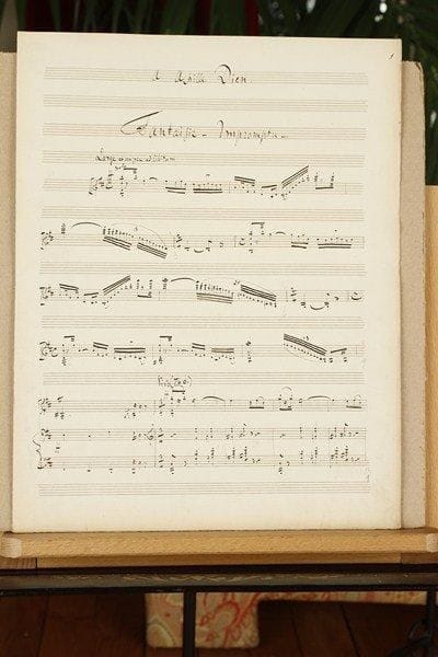 Gabriel PIERNÉ
Manuscrit musical autographe signé, Fantaisie-Impromptu pour violon et piano, [op. 4], 1886 ; titre et 10 pages in-fol.Belle pièce pour violon et piano. L'oeuvre est dédiée au violoniste et peintre Achille Dien (1827-1904), ami et interprète de Saint-Saëns. Elle est datée sur la page de titre « 1885-86 ». En ré majeur, elle commence « Large et un peu ad libitum » par une cadence du violon solo, puis Vivo à 3/4 avec le piano ; après un Tempo di Tarentella viva à 6/8, l'oeuvre s'achève par un brillant et vif Presto. Le manuscrit, très soigneusement noté à l'encre noire sur papier Lard-Esnault à 16 lignes, a servi pour la gravure de l'édition chez Alphonse Leduc. Discographie : Philippe Koch, violon et Christian Ivaldi, piano (Timpani 2006)
