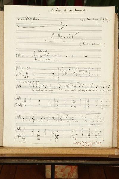 Louis BEYDTS (1895-1953)
Manuscrit musical autographe signé, La Lyre et les Amours, quatre poèmes de Tristan L'Hermite, 1938 ; titre et 19 pages in-fol.Cycle de quatre mélodies pour chant et piano sur des poèmes de Tristan L'Hermite (1601-1658). Notons que Louis Beydts a orchestré Le Promenoir des deux amants de Claude Debussy, lui aussi sur des poèmes de Tristan L'Hermite. 1 Le Bracelet : « Amour en soit béni ! »..., Avec élan puis Sans lenteur, en mi majeur à 4/4. 2 L'Écho : « Ne chantez plus dans ces concavités »..., Lentement, à 4/4. 3 La Belle Esclave More : « Beau monstre de Nature »..., Lent et nostalgique, mais sans tristesse, en la majeur à 3/4. 4 Les Baisers de Dorinde : « La douce haleine des zéphirs »..., Tendrement passionné, sans agitation, en ré majeur à 4/4. Les deux premières sont dédiées « pour Jean-Edme Lafollye », les deux autres « à Jean Pétin ». Le manuscrit, à l'encre noire sur papier Max Eschig à 20 lignes, avec quelques corrections par grattage, est signé en fin et daté « Orgeval, 17.8.38 » ; il a servi pour la gravure de l'édition chez Heugel en 1939