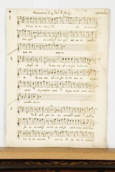 PSAUME
Manuscrit musical, Miserere a 4 del P. Hely, XVIIe s. ; 4 cahiers petit in-4 de 4 pages chaque (lég. mouill. marg.).Miserere à 4 parties, complet des 4 parties : Contralto, Alto, Tenore, Basso, très bien calligraphié, probablement en Italie. Nous n'avons pas trouvé mention de ce père Hely dans les répertoires musicaux