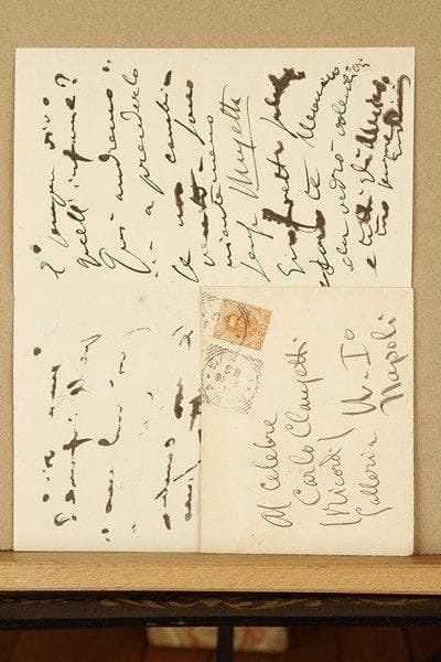 Giacomo PUCCINI (1858-1924)
L.A.S., [Rome 11 février 1896], « al celebre Carlo Clausetti », chez Ricordi, à Naples ; 2 pages in-8, enveloppe ; en italien.Curieuse lettre, évoquant « les lubriques embrassements pédérastiques de Gigi cochon et Carlo idéal [i lubrici amplessi pederasti di Gigi porco e Carlo ideale] - que Margherita [Clausetti] descende si bas ! Quelle honte ! » Clausetti a été très mauvais, mais peu importe, on verra comment il se comporte à Naples. Mais il ne veut pas de baisers mouillés ! Lui-même est sans Musetta...* 