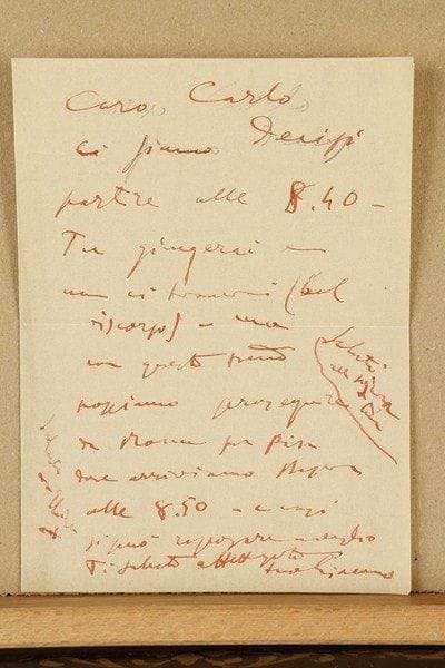 Giacomo PUCCINI
L.A.S. « Giacomo », à Carlo Clausetti ; 1 page in-8 à l'encre rouge, enveloppe ; en italien.Il est décidé à partir à 8 h 40, et Carlo ne pourra pas les rencontrer à la gare : ils ont un train express de Rome à Pise...* 