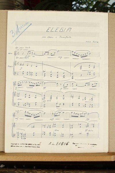 Nino ROTA (1911-1979)
Manuscrit musical autographe signé, Elegia per oboe e pianoforte, mai 1955 ; 3 pages in-fol.Très belle pièce pour hautbois et piano, du célèbre compositeur italien de musiques de film. À l'origine morceau de concours, cette Elegia, en do majeur très modulant, à 4/4, est marquée Un poco lento, avec un merveilleux thème élégiaque du hautbois, d'une beauté intemporelle ; elle compte 29 mesures. Le manuscrit est à l'encre bleu sombre sur papier à 12 lignes, et daté en fin « Maggio 1955 » ; il a servi pour la gravure de l'édition chez  Alphonse Leduc en 1956. Discographie : Katsuya Watanabe, hautbois, David Johnson, piano (Profil, 2008)