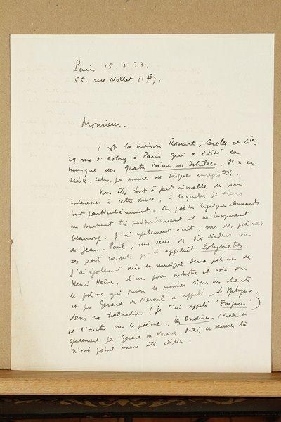 Henri SAUGUET (1901-1989)
L.A.S., Paris 15 mars 1933, à Henri Buriot-Darsiles, à Moulins ; 1 page et demie in-4, enveloppe.Il fournit des précisions bibliographiques et discographiques sur les Quatre poèmes de Schiller, oeuvre à laquelle il tient tout particulièrement. « Les poètes lyriques allemands me touchent très profondément et m'inspirent beaucoup. J'ai également écrit, sur des poèmes de Jean-Paul, une série de six lieders sur ces petits versets qu'il appelait Polymètres. J'ai également mis en musique deux poèmes de Henri Heine, l'un pour orchestre et voix sur le poème qui ouvre le premier livre des chants et que Gérard de Nerval a appelé Le Sphynx dans sa traduction (je l'ai appelé Énigme) et l'autre sur le poème Les Ondines (traduit également par Gérard de Nerval) »... Il sera heureux de connaître ses traductions : ne connaissant pas l'allemand il se sert pour sa musique des traductions qui lui paraissent « les plus poétiques », sans savoir si elles sont justes : « Pour les 4 poèmes de Schiller je me suis servi de deux traductions »..