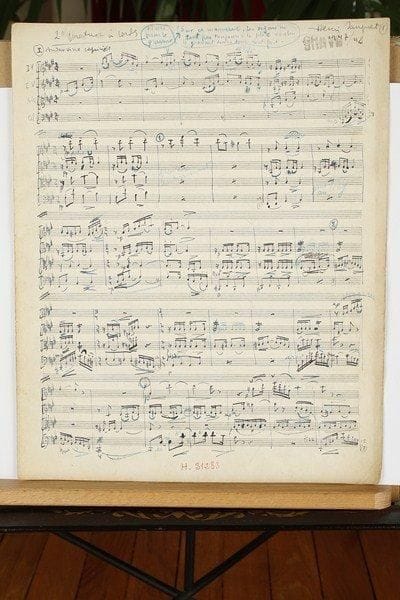 Henri SAUGUET
Manuscrit musical autographe signé, Deuxième Quatuor à cordes, 1948 ; titre et 24 pages in-fol.Beau quatuor à cordes, un des chefs-d'oeuvre de Sauguet. C'est à la suite de la mort de sa mère, au début de 1947, qu'Henri Sauguet se lança dans l'écriture de ce quatuor : « la mort de sa mère, la tendresse ainsi perdue, les effusions désormais interdites, la rupture définitive avec l'enfance, le conduisirent irrésistiblement à fixer une image et des souvenirs très aimés ; c'est à la sobriété et à l'intimité chaude du quatuor à cordes qu'il confia ce soin, et cette musique, pleine d'émotion certes, mais avant tout très vivante. Un véritable portrait musical de la disparue est évoqué par l'ensemble de ces pages. Le premier mouvement, Andantino capricioso, rappelle sa grace aiguë et spirituelle. Le Lento molto espressivo qui suit prend l'accent d'une prière : calme, recueillement, et cette sérénité des soirées à la campagne ; ce morceau est tout imprégné de la nature girondine, abri de tant de confidences, de pensées, d'imperceptibles échanges entre la mère et le fils. Avec un Tempo di valse, le compositeur se rappelle le climat de gaieté et de jeunesse qui régnait dans la maison de son enfance, et dans lequel il grandit ; le fantôme de la valse s'estompe doucement au lieu de s'arrêter, comme le ferait un rêve. Le Final, Andante espressivo, livre le chagrin, l'angoisse devant la souffrance, la mort et ses inconnues, l'impuissance du fils en face du drame dont il est témoin, mais qu'il n'a pu éviter, ni même partager. Cette oeuvre, dans la diversité des sentiments qu'elle exprime et des images qu'elle suggère, garde constamment une force dramatique, un sérieux, une palpitation intérieure, qui viennent du fond de l'âme. Il se pourrait bien qu'elle soit la plus secrète, la plus intérieure de celles de Sauguet » (France-Yvonne Bril). Ce Deuxième Quatuor à cordes, en la majeur, d'une durée de 22 minutes, a été créé au Festival d'Aix-en-Provence en juillet 1949 par le Quatuor Cal