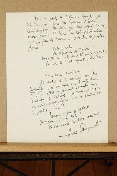 Henri SAUGUET
2 L.A.S., Paris 1949-1952, à un ami ; 2 pages in-4 chaque.20 octobre 1949. Il savait que son ami l'avait défendu à Venise. « Le résultat de ce "concours" m'a évidemment beaucoup étonné. Non que je m'attendais à remporter le prix (j'étais persuadé qu'il irait à Honegger) mais que je ne savais même pas que la ROF présentait l'oeuvre qui fut primée [...] si, un jour, vous pouvez dans vos programmes faire une place à cette composition qui reste [...] à votre disposition, vous mettrez un comble à ma reconnaissance et à mon plaisir »... 15 février 1952. Il remercie son ami de son livre et du poème qu'il lui a dédié ; il déposera musique et livre à la S.A.C.E.M. « Vous me parlez de l'Opéra-comique : je suis "au pire" avec son nouveau directeur Louis Beydts. Une haine qui dure depuis 20 ans, invraisemblable !! Mais la valse des directeurs n'a pas fini de tourner »... Il esquisse des couplets sur le thème « Valse, valse », et propose de mettre de la musique sous Sois poignardée : « si on l'édite on pourrait demander une couverture à Labisse, je trouve qu'il y a une certaine correspondance entre sa peinture et ce poème »..