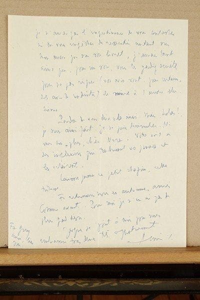 Henri SAUGUET
L.A.S., Aix-en-Provence 22 juillet 1954, à Nora et Georges Auric ; 2 pages in-4, enveloppe.C'est avec tristesse qu'il a décidé de ne pas aller les voir à Hyères cette année, car leur attitude, involontairement, l'a blessé au soir des Caprices de Marianne : « Je ne vous ai pas senti tous deux le soir de notre bataille perdue. Comme le Général de Gaulle je pense qu'une bataille perdue n'engage pas la victoire. Mon ouvrage maintenant reste édifié pour la gagner ! Mais ces réticences que j'ai senties en vous, et que je n'aurai pas l'impertinence de vous contester ni de vous empêcher de ressentir autant sur mon oeuvre que sur mon livret, j'aurais tant aimé que, pour un soir, vous les gardiez secrètes, pour ne pas risquer (vos avis sont, pour certains, des avis de conduite) de nuire à l'oeuvre elle-même »..