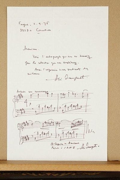Henri SAUGUET
2 P.A.S. avec musique, 1959-1976 ; 1 page obl. in-12 et 1 page in-4.Paris 29 mai 1959, thème des Forains pour Mlle Dorita Bingham. Coutras 2 septembre 1976, envoi de 4 mesures des Caprices de Marianne, « Prélude à l'Acte II »... On joint une P.A.S. de dédicace, Tours 2 mars 1971, « en souvenir des Forains, du Plumet du Colonel et des Caprices de Marianne »..