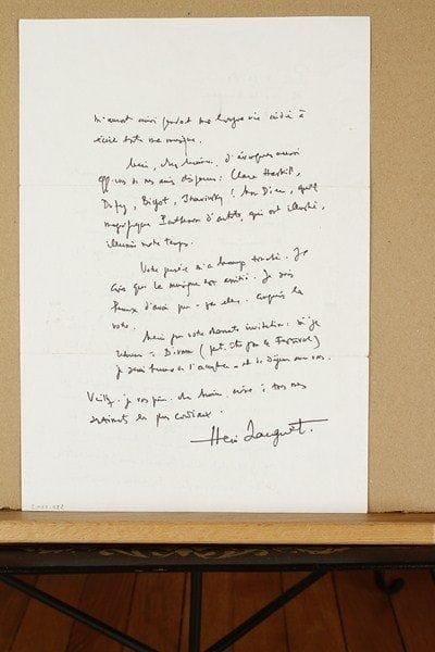 Henri SAUGUET
L.A.S., Paris 3 décembre 1980, [à Lucien Chaffois] ; 2 pages in-4.Belle lettre sur ses chats. « Mon beau Mirliflore est mort - voici déjà des années - assassiné par un vétérinaire de la campagne plus habitué à mettre en vie les veaux qu'à soigner les chats (il s'était blessé en sautant d'un arbre sur le grillage du parc). Je l'ai - après - non pas remplacé, mais supplanté par un siamois blue point - Parsifal ! - qui pendant 14 ans m'a donné une compagnie merveilleuse. Je l'ai aussi perdu, il y a une année ! Maintenant c'est une petite chatte lilas (siamoise aussi) qui m'entoure de sa tendre espièglerie. Ces animaux merveilleux m'auront ainsi pendant ma longue vie aidée à écrire toute ma musique »... Il le remercie d'avoir évoqué quelques amis disparus : Clara Haskil, Dufy, Bigot, Strawinsky, « magnifique Parthénon d'artistes qui ont illustré, illuminé notre temps. Votre pensée m'a beaucoup touché. Je crois que la musique est amitié »... Reproduction page 97 