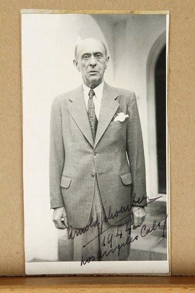 Arnold SCHOENBERG (1874-1951)
Photographie avec signature et date autographes, 1944 ; 14 x 7,5 cm. (traces de colle au dos).Beau portrait de Schoenberg à mi-corps (par Anna Mahler ?), avec signature et date : « Arnold Schoenberg / 1944 / Los Angeles Calif ». Reproduction page précédente 