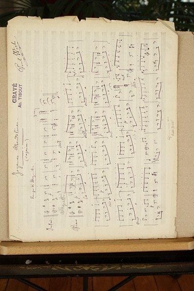 Paul WACHS (1851-1915)
15 manuscrits musicaux autographes signés pour piano, 1895-1904 ; 3 ou 4 pages oblong in-fol. chaque, la plupart à l'encre violette.Bel ensemble de pièces pour piano. Ces manuscrits ont servi pour la gravure, et ont été publiés chez Heugel. Paul Wachs, élève de César Franck et de Victor Massé, a étudié le piano avec Antoine Marmontel ; il a été maître de chapelle et organiste de Saint-Merri (1874-1896) ; il a composé pour le piano des pièces de genre et de la musique de salon, charmantes et pittoresques ; il habitait Saint-Mandé, et la plupart des pièces portent son adresse : « 85, Grande-Rue » à Saint-Mandé. Bras d'sus, Bras s'sous ! (Promenade musicale), 1895 ; Conte joyeux !, 1896 ; Femmes et Fleurs (Valse de salon), 1896 ; Capriccio alla Diavolo, 1897 ; La Ronde des Pâtres (Paysannerie), 1897 ; La Fête des Vignerons (Scène champêtre), 1901 ; Hyménée (Valse de salon), 1902 ; Au Parloir du Couvent (Babillage), rebaptisé Babillage au couvent, 1902 ; Le Pas des Vierges, 1902 ; Joyeuses Mandolines (caprice), 1903 ; Les Baladins, « mazurka de salon », 1903 ; Écoutons Grand'Mère ! (Vieille Chanson), 1903 ; Plaisante Histoire (Morceau de genre), 1903 ; Les Midinettes (Valse vive), 1904 ; Le Rouet de Marguerite (Fileuse), 1904