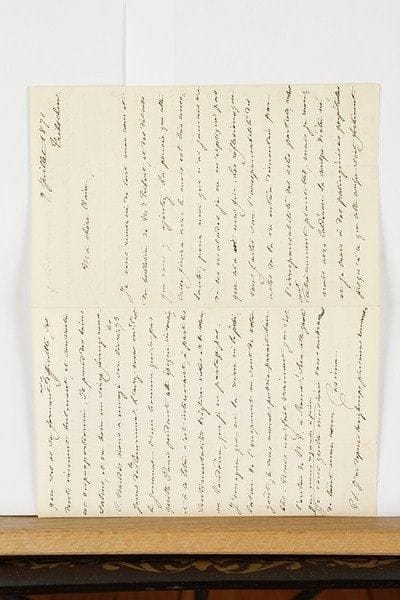 Cosima WAGNER (1837-1930)
fille de Liszt et de Marie d'Agoult, femme de Richard Wagner. L.A.S. « Cosima », Tribschen 7 juillet 1871, à sa demi-soeur la comtesse Claire de Charnacé ; 4 pages in-8.Intéressante lettre sur sa mère et sa famille après la guerre et la Commune. Elle évoque d'abord la santé de leur mère, après le « bulletin » de Louis Tribert (député, ami de Marie d'Agoult) : « La pensée que cette crise finira avec le mois est très consolante ; pour moi qui n'ai jamais vu de ces malades je ne m'explique pas que cela ait une fin. Les réflexions que vous faites sur l'irresponsabilité des actes de la vie entière démontrée par l'irresponsabilité des actes partiels, me sont extrêmement plausibles ; mais je reconnais avec Caldéron la coulpe d'être né, et je crois à des palingénésies perpétuelles jusqu'à ce que cette coulpe soit fortement ressentie, et par là le moi détruit »... Elle comprend que Claire se sente désarmée ; elle-même n'éprouve « plus aucune amertume, mais une tristesse indicible qui s'exprime dans nos pleurs ». Les soins de Tribert pour leur mère la touchent profondément ... Elle a reçu une lettre de son beau-frère Émile Ollivier [il avait épousé sa soeur Blandine, morte en 1862] lui demandant « mon acte de donation paternelle, celui de Blandine s'étant égaré. Je lui répondis que je n'en avais pas, ni de père ni de mère », et elle a évoqué sa vaine réclamation des bijoux : « J'imagine qu'un long silence suivra ce rappel »... Son « petit monde » va bien, sauf le garçon [Siegfried Wagner, né en 1869] qui l'inquiète un peu : « ses os se forment avec difficulté, ses dents viennent lentement, et son ventre est disproportionné. Il prend des bains salins, et va boire un sirop ferrugineux ». Catulle Mendès leur a envoyé son livre, Les 73 jours de la Commune : « C'est le journal d'un homme qui n'a pas quitté Paris pendant cette époque insensée, et à ce titre c'est intéressant, à part les sentimentalités d'églises violées et de colonne Vendôme, que je ne partage pas »... Elle se réjo