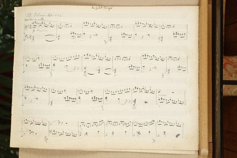 Charles DELIOUX (1825-1915)
4 manuscrits musicaux autographes signés pour piano, 1893-1894 ; 18 pages oblong in-fol.Salué par Antoine Marmontel dans ses Virtuoses contemporains, Charles Delioux fut un pianiste et pédagogue (il fut notamment le maître d'Alexis de Castillon), auteur de nombreuses pièces pour le piano. Le Petit Berger, op. 109, Andantino con moto, 1893 (titre et 4 pages, plus une page biffée de variantes pour la coda) ; Motif varié, op. 114, Andantino con melancolia, dédié à la comtesse de Najac (3 pages, haut rogné affectant en partie signature, titre et dédicace) ; Tristes Pensées, nocturne, op. 115, Andantino, dédié à Mlle Claire Vaughan, 1894 (titre et 4 pages) ; Fantaisie-Danse, op. 116, Vivo, 1894 (titre et 6 pages). Les manuscrits portent de nombreuses ratures et corrections ; ils ont servi pour la gravure et la publication chez Heugel