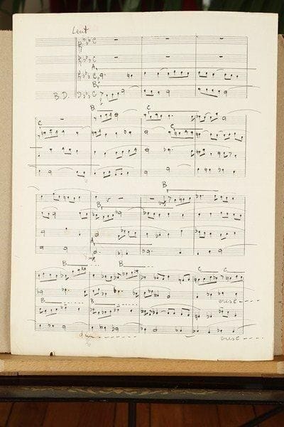 Jeanne DEMESSIEUX (1921-1968)
Manuscrit musical autographe signé, 1937 ; [1]-5 pages in-fol.Première publication de la future titulaire de l'orgue de la Madeleine : ses devoirs d'harmonie ayant remporté le premier prix au concours du Conservatoire en 1937, où elle était l'élève de Jean Gallon : une basse donnée, Lent, en mi bémol majeur à 4/4, et un chant donné, Andantino, en sol dièse mineur à 3/4, tous deux à 4 voix. Le manuscrit, à l'encre noire sur papier à 16 lignes, a servi à la gravure pour l'édition chez Heugel ; la première page, sur laquelle la signature avait été occultée par un papier rouge, porte le tampon du Conservatoire