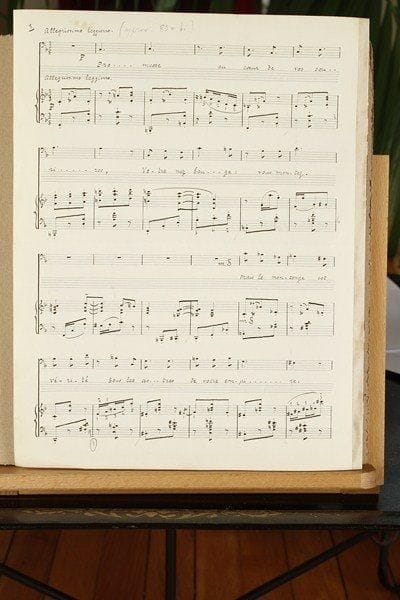 Jean FRANÇAIX (1912-1997)
Manuscrit musical autographe signé, Scherzo-impromptu, [1949] ; titre et 5 pages in-fol.Mélodie sur un poème de Louise de Vilmorin pour un hommage à Chopin. Cette mélodie pour chant et piano a en effet été composée pour le recueil conçu par la basse Doda Conrad pour le centième anniversaire de la mort de Frédéric Chopin, pour lequel il a demandé des poèmes à Louise de Vilmorin, mis en musique par Henri Sauguet, Francis Poulenc, Georges Auric, Léo Preger, Darius Milhaud et Jean Françaix qui se chargea de la quatrième pièce de l'album, publié par Heugel en 1949 : Mouvements du coeur. Un hommage à la mémoire de Frédéric Chopin 1849-1949. Suite pour chant et piano sur des poèmes de Louise de Vilmorin. La création de Mouvements du coeur eut lieu à New York le 6 novembre 1949 par Doda Conrad, et David Garvey au piano. « Promesse au coeur de vos sourires, Votre nez bouge : vous mentez »... En fa majeur à 3/8, la pièce est marquée Allegrissimo leggiero, et compte 115 mesures. Le manuscrit, soigneusement noté à l'encre noire sur papier à 16 lignes, a servi pour la gravure