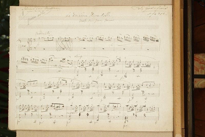 Félix GODEFROID (1818-1897)
3 manuscrits musicaux autographes signés pour piano, [1877] ; 5 pages oblong in-fol. chaque.Trois pièces pour piano du célèbre harpiste. Né à Namur, mort à Villers-sur-mer, harpiste virtuose, Félix Godefroid a laissé de nombreuses pièces pour son instrument, mais aussi pour le piano, dont il était aussi un excellent interprète. Deux pièces se classent dans une série de « morceaux caractéristiques » intitulée Les Orientales : L'Extase, souvenir d'une nuit d'Orient, op. 210, en mi bémol majeur à 9/8, Andante misterioso ; et Caravane, marche, op. 211, en la mineur à 2, Allegretto. L'autre pièce, dans la série Soirées d'un musicien, est intitulée : La Dernière Hirondelle, avec le sous-titre « mélodie pour piano », op. 212, en ut à 3, Moderato. Les manuscrits présentent d'importantes ratures et corrections, avec des mesures biffées ; ils ont servi pour la gravure de l'édition chez Henri Tellier en 1877