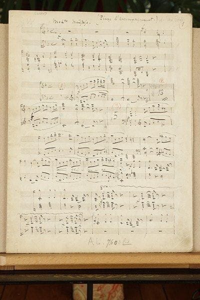 Charles GOUNOD
Manuscrit musical autographe, [Fantaisie sur l'Hymne national russe] ; 4 pages in-fol.Partie du « Piano d'accompagnement » de la Fantaisie sur l'Hymne national russe [CG 522], paraphrase de l'hymne russe d'Alexei Lvoff, Dieu protège le Tsar, composée en 1885 pour piano-pédalier et orchestre, et créée par Lucie Palicot avec l'orchestre Colonne le 23 février 1886. En fa majeur à 4/4, elle est marquée Modto maëstoso. Au manuscrit à l'encre brune sur papier à 16 lignes, ayant servi pour la gravure, sont jointes 2 pages par un copiste des 5 rentrées du piano-solo