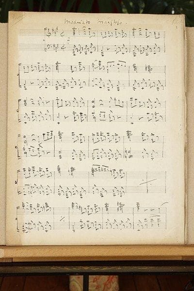 Charles GOUNOD
Manuscrit musical autographe, [Entrée de fête] ; 2 pages in-fol.Transcription pour piano seul de la première partie [Entrée de fête] de sa Suite concertante pour piano-pédalier et orchestre [CG 526], composée en 1886, et créée à Bordeaux le 17 mars 1887. En la majeur, à 2/2, ce Moderato maëstoso compte 47 mesures. Le manuscrit est à l'encre noire sur papier à 12 lignes