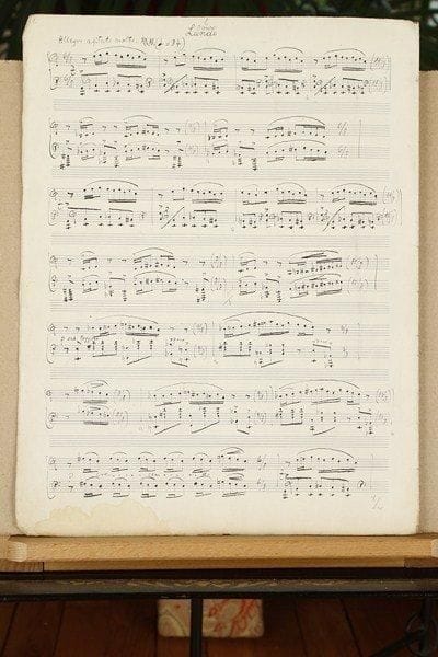 Tibor HARSANYI (1898-1954)
Manuscrit musical autographe signé, La Semaine, 7 petites pièces pour le piano pour tous les jours de la semaine, 1924 ; titre et 14 pages in-fol.Recueil de sept pièces pour piano, « un des meilleurs cahiers de Harsanyi ; il y est déjà tout entier, reconnaissable et goûteux », écrit Guy Sacre dans son analyse que nous citerons (La Musique de piano, p. 1340-1341). Il est composé en 1924, l'année suivant l'installation du jeune compositeur hongrois à Paris. 1. Pour Lundi, en ut majeur à 6/8, Allegro agitato molto, « danse bruyante et rythmée [...] typiquement hongroise » ; 2. Pour Mardi, en sol majeur à 3/8, Allegretto grazioso ; 3. Pour Mercredi, à 3/4, Andante cantabile, « très douce rêverie » ; 4. Pour Jeudi, à 2/2, Tempo di Fox-trot ; 5. Pour Vendredi, en la mineur à 2/4, Allegretto sostenuto, nostalgique ; 6. Pour Samedi, en la majeur à 4/4, Allegro, « tout animé de triolets vivaces et chahuteurs » ; 7. Pour Dimanche, à 9/8, Sostenuto, « un chant de l'aube [...] où les notes de la mélodie percent lentement la brume des tierces ». Le manuscrit, daté en fin « Paris Juin 1924 », soigneusement noté à l'encre noire sur papier à 20 lignes, porte en tête la dédicace « à Denyse Molié », et les cachets de la SACEM en date du 12 novembre 1925 ; il a servi à la gravure de l'édition chez Heugel en 1927. Reproduction page précédente 