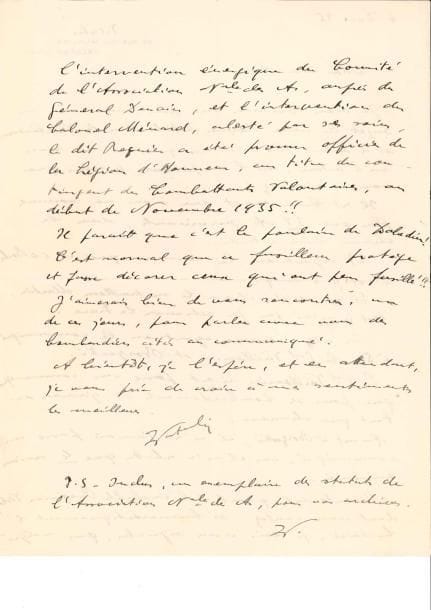 AVIATION. Gaston VITALIS (1890-1941) Pilote de guerre, as des mitrailleurs aux 8 victoires homologuées. 2 L.A.S., Orléans 4 et 10 décembre 1935, à Jacques Mortane; 2 pages in-4 chaque à son adresse. Au sujet des as de la chasse aérienne de la guerre 14-18. « Il est bien exact que nous ne sommes plus que 38 As survivants, dans la chasse bien entendu. 27 ayant eu le communiqué à 10 boches et 11 à cinq. Et sur ces 11, il y a le mitrailleur Martin, dont je n'ai pas pu retrouver la trace. [...] Le gal Vuillemin n'est passé au communiqué que par ses bombardements et jamais en tant que chasseur. Quant à Borzecki, il n'est jamais passé au communiqué, car il n'a abattu que 4 avions ennemis. »... Il cite d'autres aviateurs, dont « l'ineff able Régnier », promu officier de la Légion d'honneur: « Il paraît que c'est le poulain de Daladier! C'est normal que ce fusilleur protège et fasse décorer ceux qui ont peu fusillé!! »... - « Voici ma nomenclature du nombre de Boches abattus par les moins de 10: Viallet 7, Flachaire 6, de Bonnefoy 5, Martin 6, Rousseau 5, de la Tour 7, Sauvage 6 et Languedoc 5. [...] Il ne faut pas oublier qu'avec mes 8 victoires, j'ai le record de toutes les armées belligérantes, comme nombre d'avions descendus par les passagers. »... On joint 3 photographies originales de Dieudonné Costes à bord du Point d'interrogation, le 15 février 1930; une photo de l'avion; et un dessin humoristique