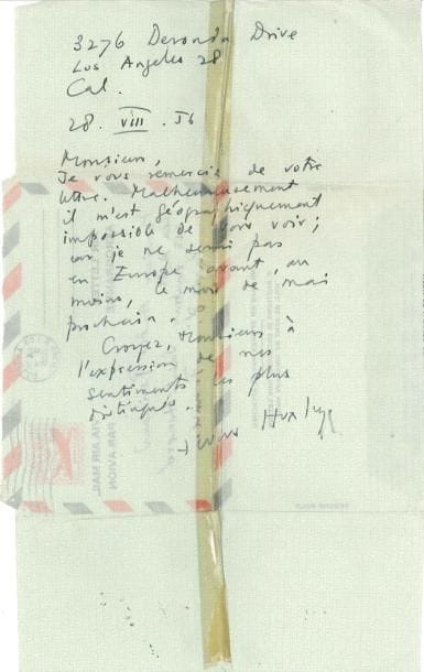 Aldous HUXLEY (1894-1963)
Écrivain anglais. L.A.S., Los Angeles 28 août 1956, à André Parinaud; 1 page in-4 sur papier à lettre avion (fente au pli central réparée au scotch), adresse; en français. Il remercie le rédacteur en chef d'Arts pour sa lettre. « Malheureusement, il m'est géographiquement impossible de vous voir; car je ne serai pas en Europe avant, au moins, le mois de mai prochain. ».