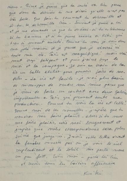 Moïse KISLING
L.A.S. « Kiki », Sanary-sur-Mer (Var) 15.XII.1946, à Ruth Thomas; 2 pages in-4. Belle lettre sur son retour en France après la guerre. Il aurait répondu plus tôt à sa lettre avec l'amusante histoire Hayat, « mais tu ne peux pas t'imaginer le terrible bouleversement qu'on ressant quand on arrive après 6 ans d'exil. J'ai fais un très long voyage parce que je voulais visiter les îles des Antilles (Martinique, Guadeloup) et arriver par Marseille qui est à deux pas de Sanary. Sitôt reposé je suis parti à Paris où j'ai vu notre cher Eva qui veut à tout prix chanter à Paris en pensant que du moment qu'elle a passé deux ans je crois à Ravensbruk et six mois en prison à Paris enfermé par les nazi parce qu'ils ont trouvé qu'elle couché avec les juifs. Je lui ai parlé de toi mais elle ne connais ton nouveau nom et moi je ne me suis rappelé ton ancien. Elle devrai aller en Amérique où elle peut faire quelque chose parce qu'ici elle perd son temps »... Il pense souvent à Ruth et « je me demande ce que tu deviens, si tu es heureuse si tu t'amuse et si tu pense encore à Kiki qui t'as si souvent embêté. Comme tu vois je suis dans ma jolie maison et je pense que je viverai ici toute ma vie. Paris est magnifique! mais vraiment trop fatigant et puis j'aime trop le Midi et la campagne. Je suis en train de bâtir un belle atelier pour pouvoir faire de modèles. La vie est facile - je n'ai plus besoin de m'occuper de vendre moi-même parce que je viens de faire un contrat avec deux galeries importantes à Paris qui prennent toute ma production. Comme tu vois la vie est belle! [...] J'écris cette lettre devant la fenêtre ouverte par où je vois le ciel resplendissant et le soleil me parle même un peu fort ».