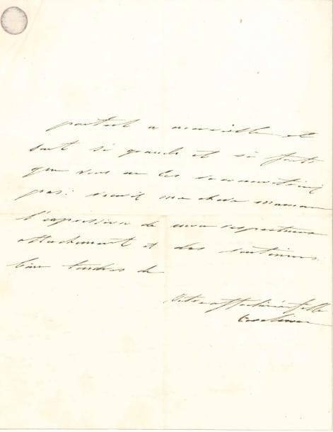 Caroline BONAPARTE (1782-1839)
Soeur de Napoléon, épouse de Murat, Reine de Naples. L.A.S., Naples 6 décembre, à sa mère Letizia Bonaparte; 4 pages petit in-4. Elle envoie à sa mère le plus beau des cachemires qu'elle reçoit de Constantinople: « il me semble que ces petites choses que l'on a touchées rapproche et diminue les distances. Chaque fois que l'on vous le presentera vous penserez au tendre attachement de celle qui est si loin de vous, et qui aurait tant de plaisir à vous embrasser; je n'ai pas eu de nouvelles de Louis non plus que vous ma chere maman. [...] j'ecris aussi très souvent à Pauline et n'en ai pas de réponse. Je suis bien aise qu'elle soit mieux, je n'ai pas eu de lettre de mon oncle depuis un siecle ».