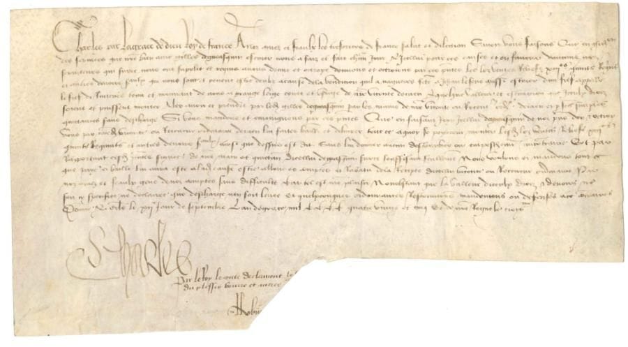 CHARLES VIII (1470-1498)
Roi de France. P.S., Orléans 12 septembre 1485, à ses « amis et féaulx les trésoriers de France »; vélin obl. in-4 (portrait gravé joint). Mandement aux Trésoriers de France en faveur de son écuyer Gilles de Gucasquin, à qui il remet, en considération de ses services, les droits qui peuvent être dus sur la vente faite par lui à Jehan Le Sens, écuyer, du fief de Rimerés, en la vicomté de Caen...*