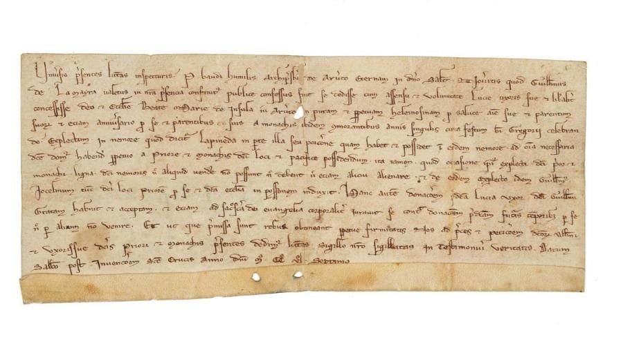 CHARTE. Charte, 4 mai 1247; vélin oblong in-8 (9,5 x 21,5 cm); en latin. 27 Charte de P. Baude, archiprêtre d'Arvert (Charente-Maritime), reconnaissant un don fait par Guilhermus de La Mayra, avec l'assentiment de sa femme Lucie, à l'église de Beata Maria de Insula (Marie de l'Île) à Arvert, en aumône perpétuelle, de l'usage pour le prieur et les moines de sa partie de la forêt de Lapineda... [L'année suivante, Saint Louis s'embarque à Aigues- Mortes pour la croisade.]