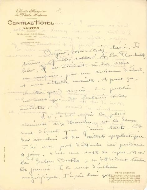 COLETTE
L.A.S., Nantes [février 1933], à Misz Marchand; 2 pages in-4, en-tête Central Hôtel. [Colette est en tournée pour une conférence, Confidences d'auteur, où elle parle de ses expériences.] « Bonjour Ma- Misz chérie. Je tourne. Quelles salles! À La Rochelle hier, on accédait la scène, en coulisses, par un ruisseau d'abord, et une échelle ensuite. À part ça, un très grand succès. Le public ne veut que des fantaisies et des anecdotes. Ici, c'est enfin la pluie clémente aux bronches, et le doux vent d'ouest que j'aime tant. Et des camélias et des oeillets apoplectiques. J'ai mon port d'attache ici pendant 4 jours, c'est une sorte de repos. Mais les "Salons Berthe" m'attendent toute la journée. Ils sont d'ailleurs magnifiques »... Maurice Goudeket la rejoint peut-être demain: « Mais il est en train de vendre des machines à laver. Tu ne trouves pas que nous sommes, vraiment, de braves types, lui et moi? »...*
