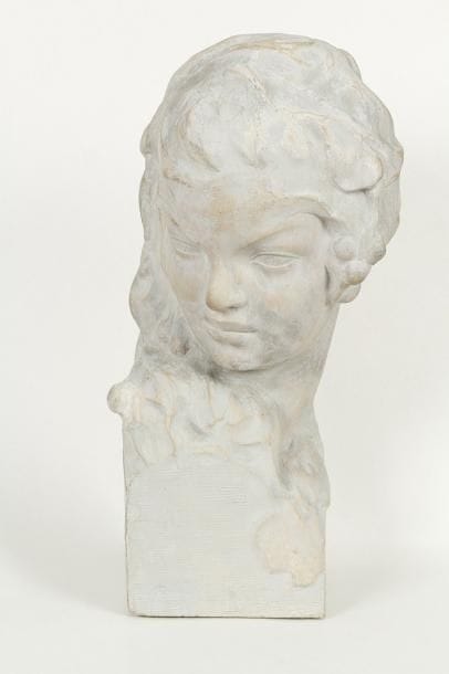 Amadeo GENNARELLI (1881-1943)
Tête de jeune fille, 1929 Sculpture en pierre à patine grise. Signée et datée. (petit accident à la base) H: 43 cm