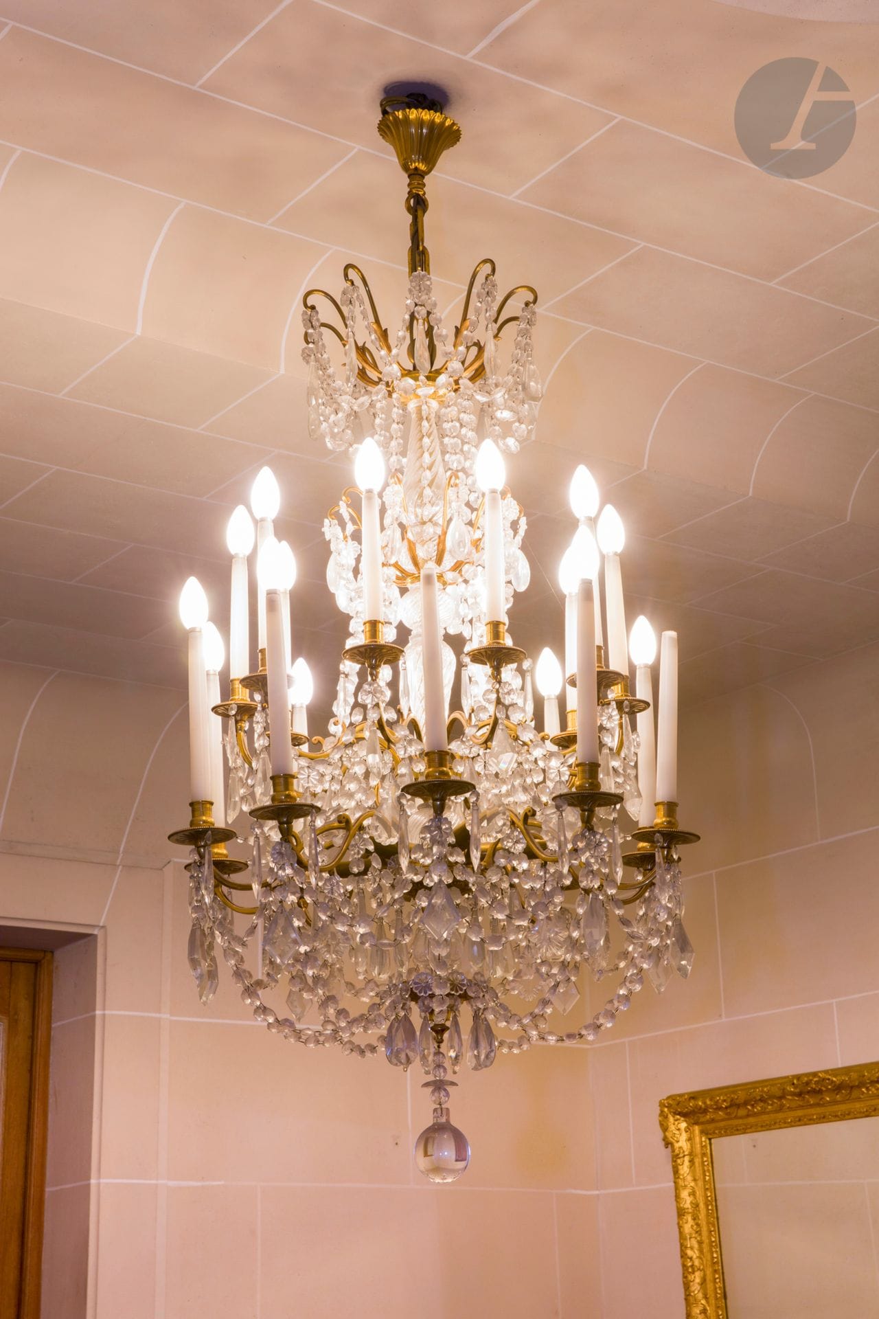 Four gilt bronze and cut glass chandeliers with twenty-four lights and decoration of cabochons and pendants; (accidents and missing).
Style of the 18th century.
H : 120 cm (approx.)