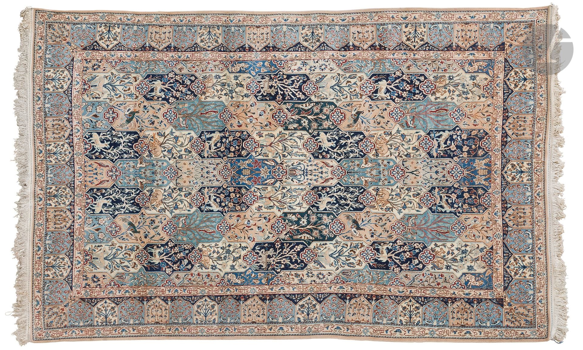 NAIN, XXe siècle, velours laine et soie (5%), chaînes et trames coton.
Tapis à décor de motifs répétitifs représentant des animaux et des arbustes fleuris, bordure bleu marine à motifs répétitifs. Légèrement coulé. 
192 x 282 cm
