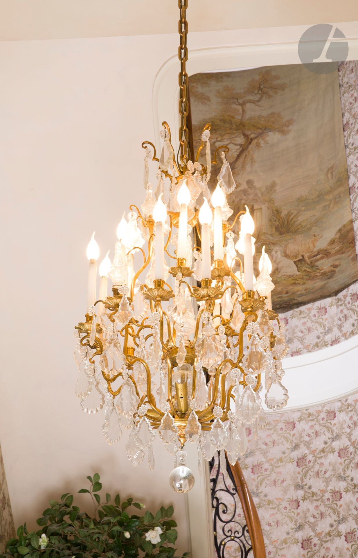 Lustre en bronze doré et verre taillé à vingt lumières (à bassins feuillagés) et décor de pendeloques ; (monté à l’électricité).
Style Louis XV.
H : 110 cm (approx.)