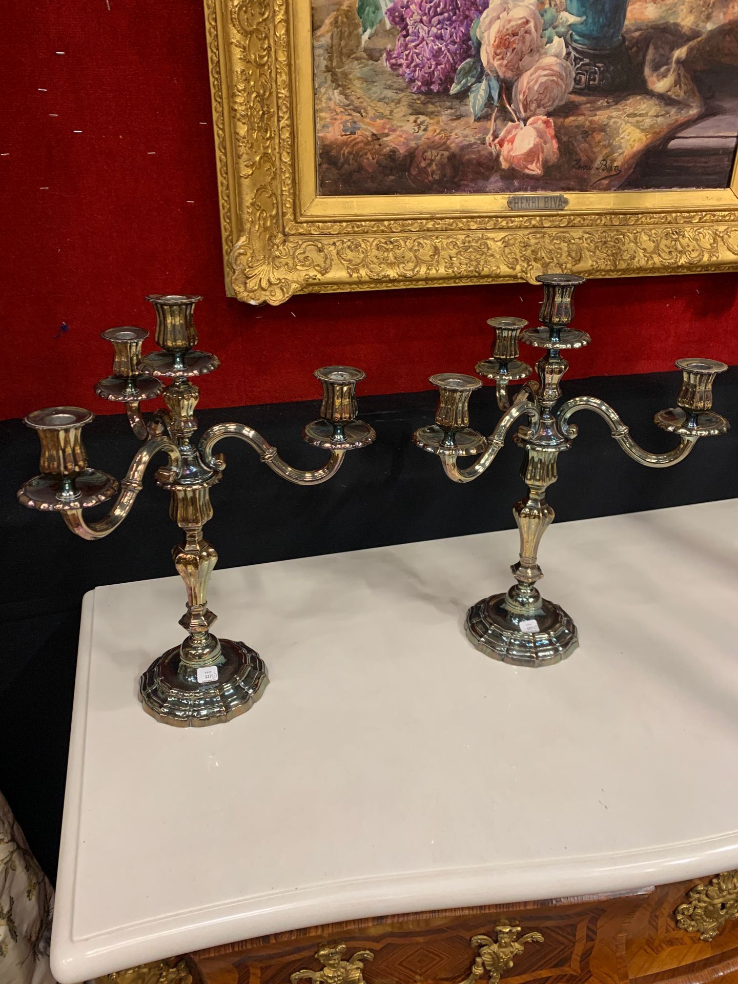 Paire de candélabres en bronze argenté à trois lumières, le fût en balustre à côtes et le luminaire amovible.
Style Louis XV.
H : 45 cm, L : 34 cm