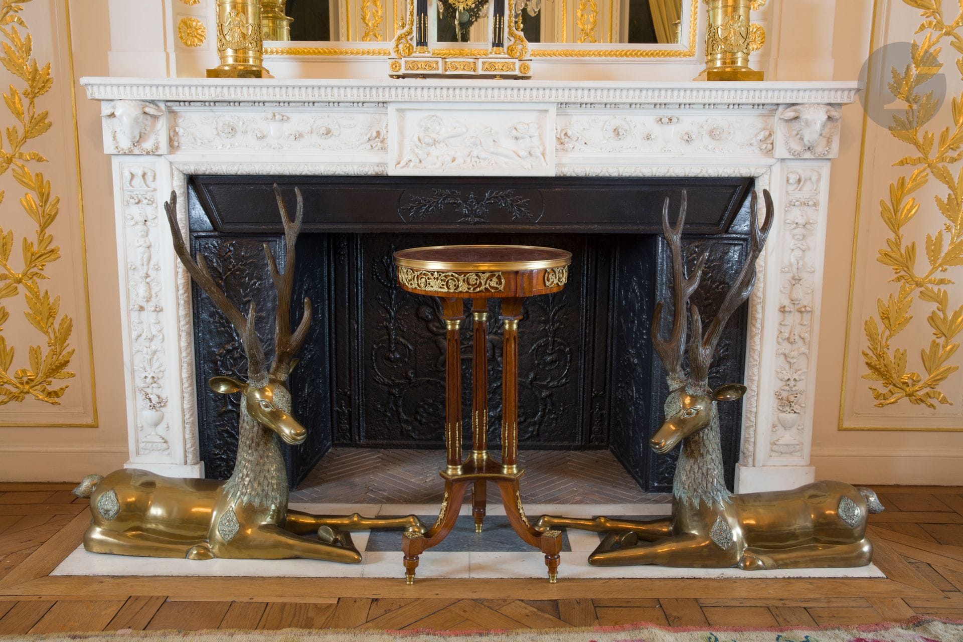 Paire de cerfs allongés en laiton poli. 
XXe siècle
H : 92 cm