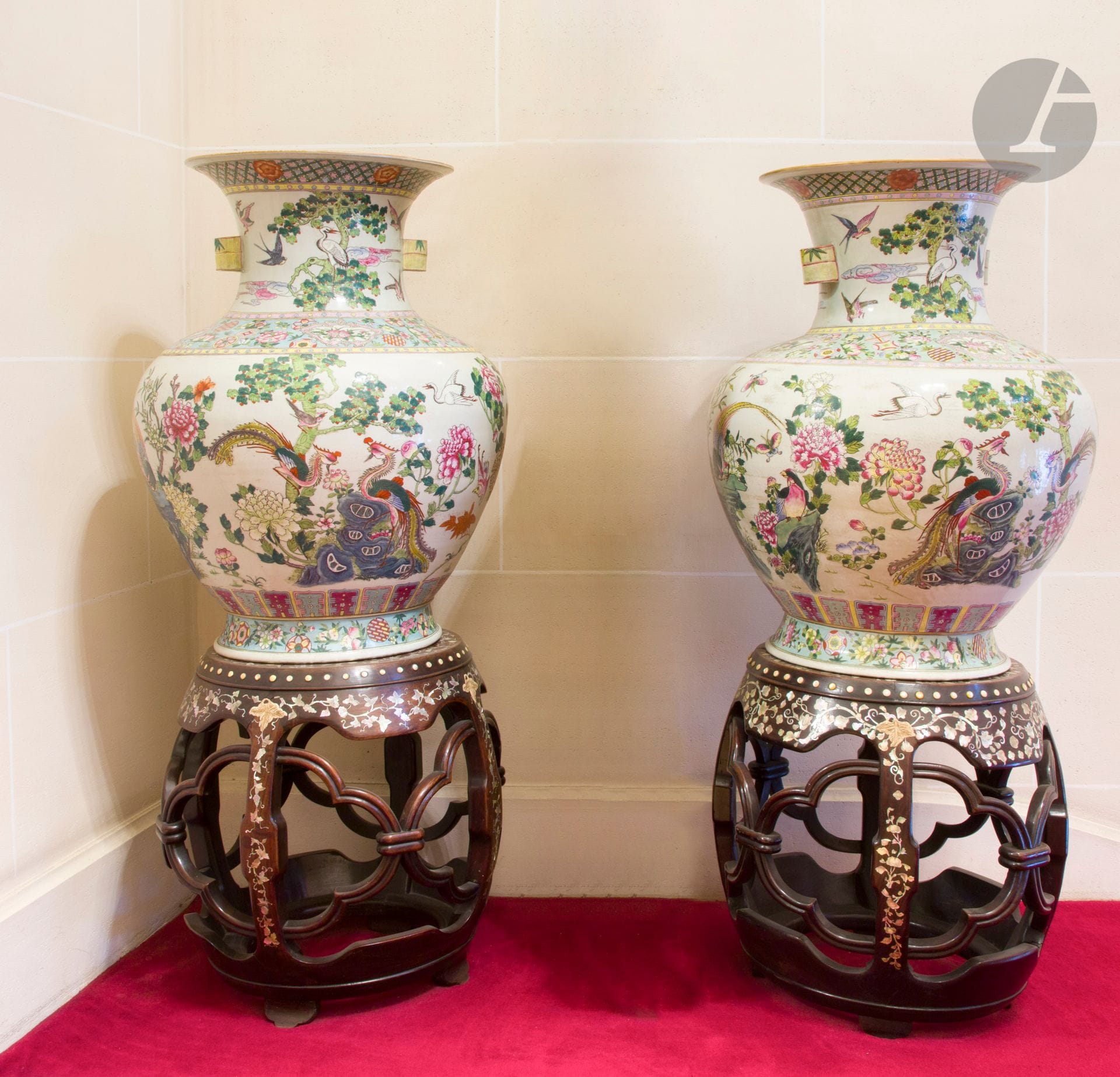 Chine
Paire de grands vases en porcelaine dans le style des porcelaines de Chine Famille verte à décor polychrome de phœnix sur des rochers fleuris et d’hirondelles et grues en vol, galons fleuris à fond turquoise sur l’épaulement et la base, le col à fond de treillage.
H. 76 cm.
Ils reposent sur un socle en bois burgauté.
Une fêlure à un col.
