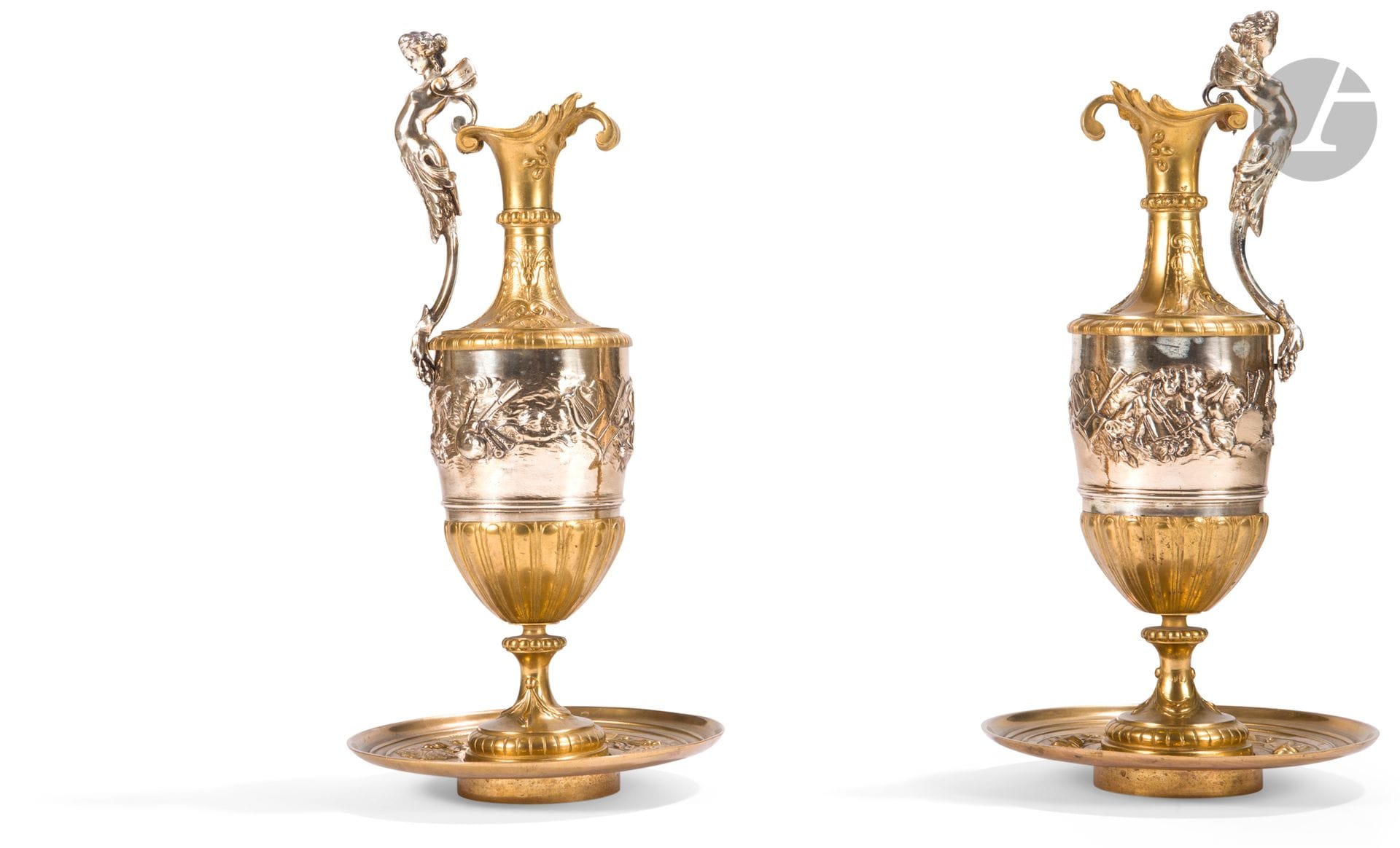 Paire d’aiguières d’ornement en bronze doré et argenté à décor de frise de jeu d’enfants et anse à victoire ailée, reposant sur un piédouche à socle circulaire.
Fin du XIXe siècle.
H : 40 cm