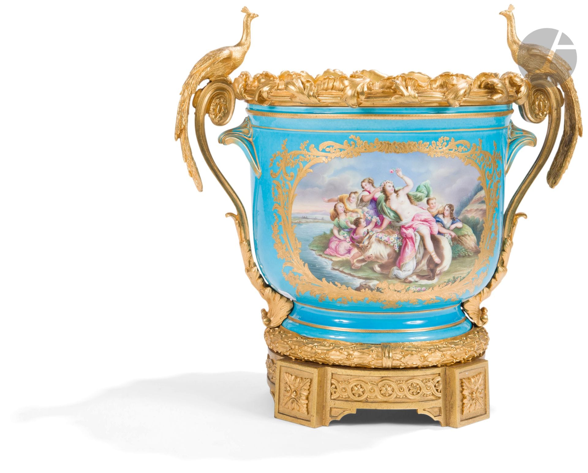 Paris
Seau en porcelaine dans le style de Sèvres et bronze doré à décor polychrome et or sur une face de l’Enlèvement d’Europe et sur l’autre de fleurs dans des réserves sur fond bleu céleste, monture à décor de paons.
Deuxième moitié du XIXe siècle.
H : 44 cm, D : 41 cm