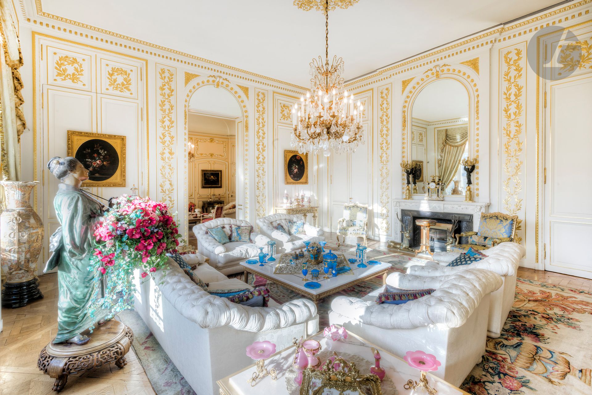 Large gilt bronze and cut glass chandelier, with twenty-four lights (with neoclassical basins) on two rows, decorated with pendants; (mounted with electricity).
Louis XVI style.
H : 150 cm, L : 110 cm (approx.)