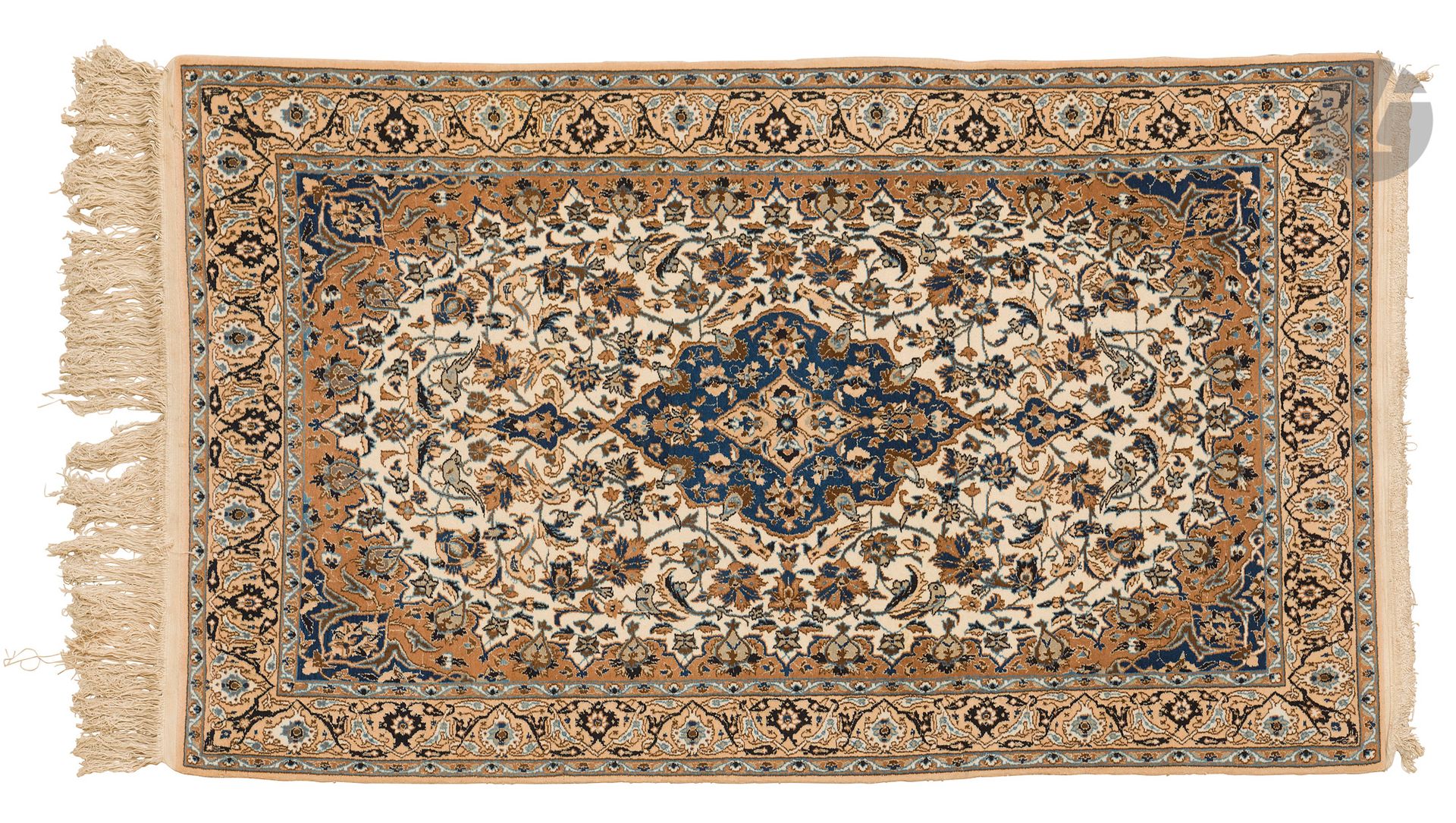 NAIN, XXe siècle, velours laine et soie (5%), chaînes et trames coton.
Tapis à médaillon central bleu marine sur un fond ivoire à rinceaux fleuris et volatiles, bordure tabac à rinceaux.
205 x 119 cm